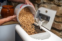 Jest tańszy od pelletu i daje więcej ciepła. Ten opał jest hitem zimy w polskich domach?