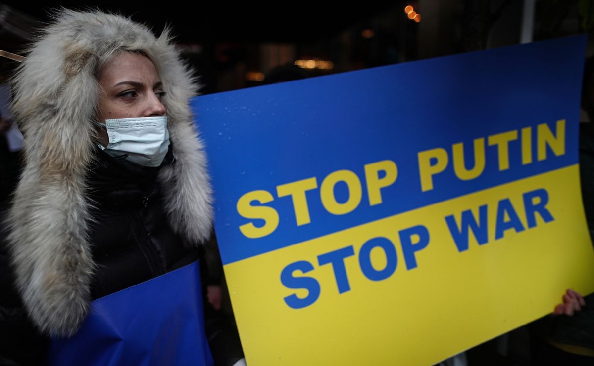 Obywatele ukraińscy mieszkający w Turcji protestują przeciwko operacji wojskowej Rosji na Ukrainie w Stambule. 23 lutego turecki prezydent powiedział swojemu rosyjskiemu odpowiednikowi, że Turcja nie uznaje działań Rosji wymierzonych w suwerenność Ukrainy.