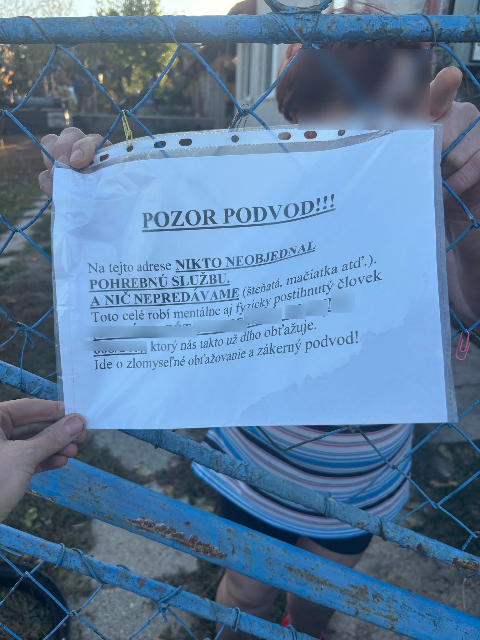 Páchateľ k ich domu systematicky volá pohrebníctva.