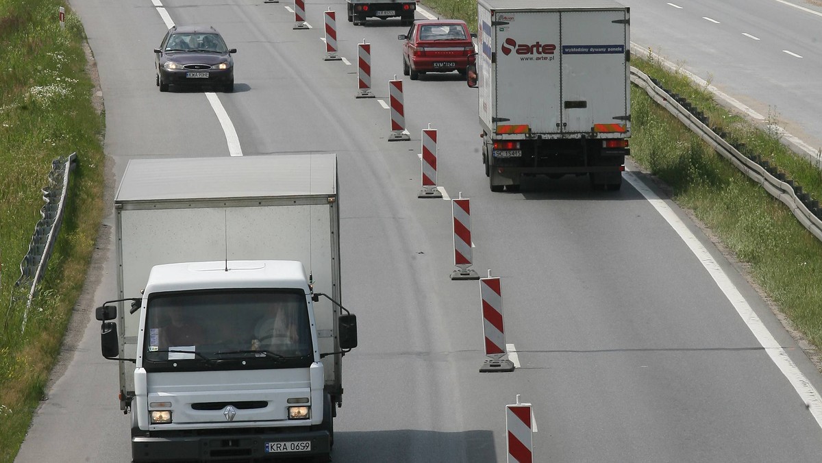 Na kilkadziesiąt minut zamknięto obwodnicę Krakowa między węzłami Sidzina a Opatownickim z powodu awarii beczkowozu wiozącego szlam. Zawartość beczki wylała się na jezdnię - podaje gazeta.pl.