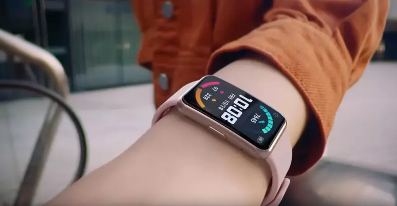 Watch Fit to zgrabny, elegancki i dobrze wyposażony (ekran AMOLED, bateria wystarczająca na tydzień pracy, wbudowany GPS i funkcja pomiaru natlenienia krwi) smartwatch firmy Huawei, który dodatkowo kusi nas rozsądną ceną.  