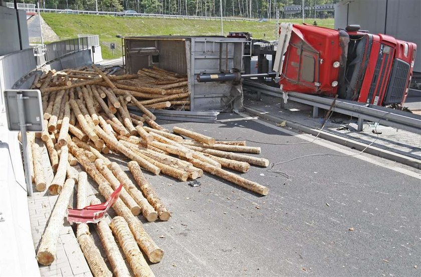 Tir z drewnem się wywalił