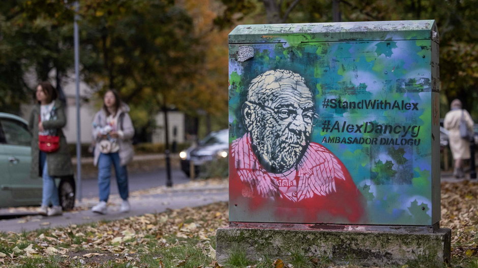 Portret Alexa Dancyga na jednej z warszawskich ulic