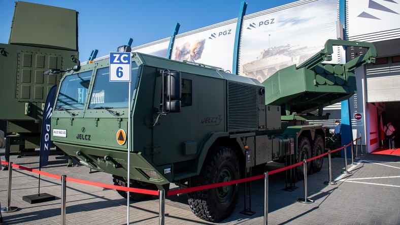 Wyrzutnia M142 HIMARS osadzona na polskim podwoziu Jelcza 3. generacji w trakcie prezentacji na kieleckich targach MSPO w 2023 roku.