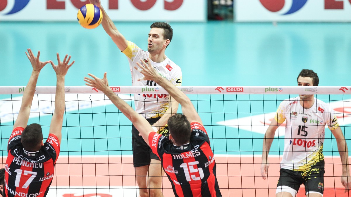 Asseco Resovia Rzeszów i Lotos Trefl Gdańsk w piątek rozegrają drugie finałowe spotkanie w PlusLidze. Na razie bliżej tytułu mistrzów Polski są rzeszowianie, ale rewelacja sezonu będzie mieć atut własnej hali i energię, której przysporzyło jej zwycięstwo nad faworytem w finale Pucharu Polski. Początek meczu w Ergo Arenie o godzinie 18:00.