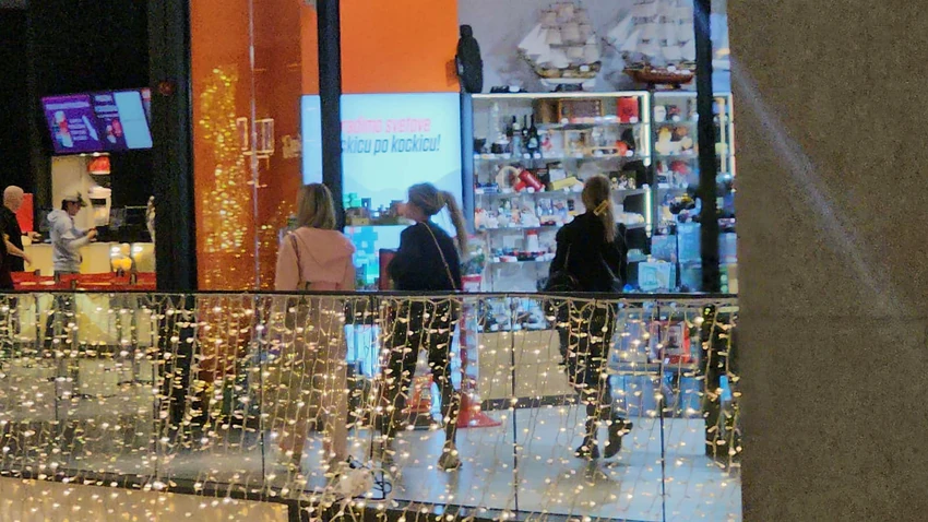 Prvi paparaco Marijane Zonjić šest dana nakon porođaja: Šeta šoping centrom bez bebe, evo i sa kim