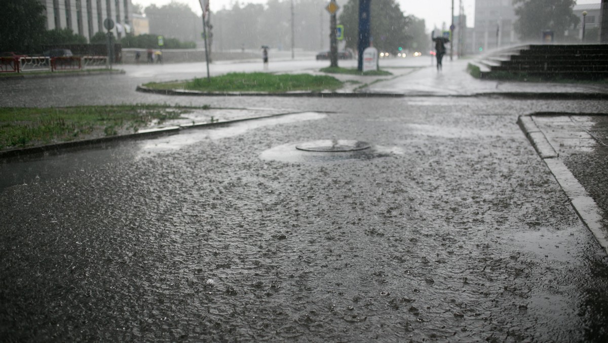 Jutro Polska pozostanie pod wpływem niżów znad Danii i Ukrainy. Mieszkańców województw wschodnich czekają dokuczliwe opady deszczu, przechodzące w deszcz ze śniegiem i śnieg. Wieczorem wzdłuż naszej wschodniej granicy można spodziewać się intensywnych opadów śniegu. Kierowców ostrzegamy przed fatalnymi warunkami na drogach. To już ostatni moment na zmianę opon!