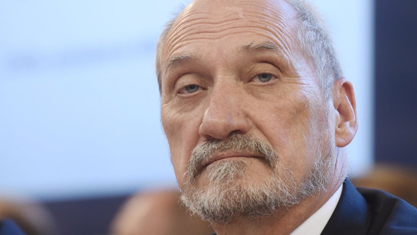 Macierewicz wynajął prokuratora! Chodzi o Smoleńsk