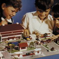 LEGO od 85 lat bawi dzieci i dorosłych na całym świecie. Od czego firma zaczynała?

