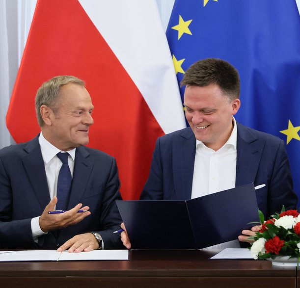 Donald Tusk i Szymon Hołownia podczas spotkania w Senacie w Warszawie, na którym podpisano porozumienie liderów partii politycznych z ruchem samorządowym, 28 maja 2022 r.