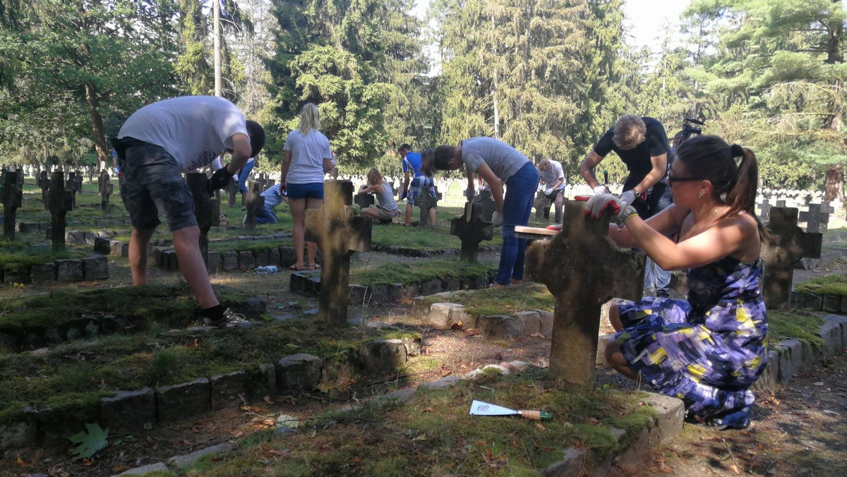 Młodzież z Polski, Niemiec i Ukrainy porządkuje cmentarze na terenie byłego obozu Lamsdorf w Łambinowicach w województwie opolskim oraz w Czarnym Lesie na Ukrainie. Dla wielu młodych ludzi to prawdziwa lekcja historii.