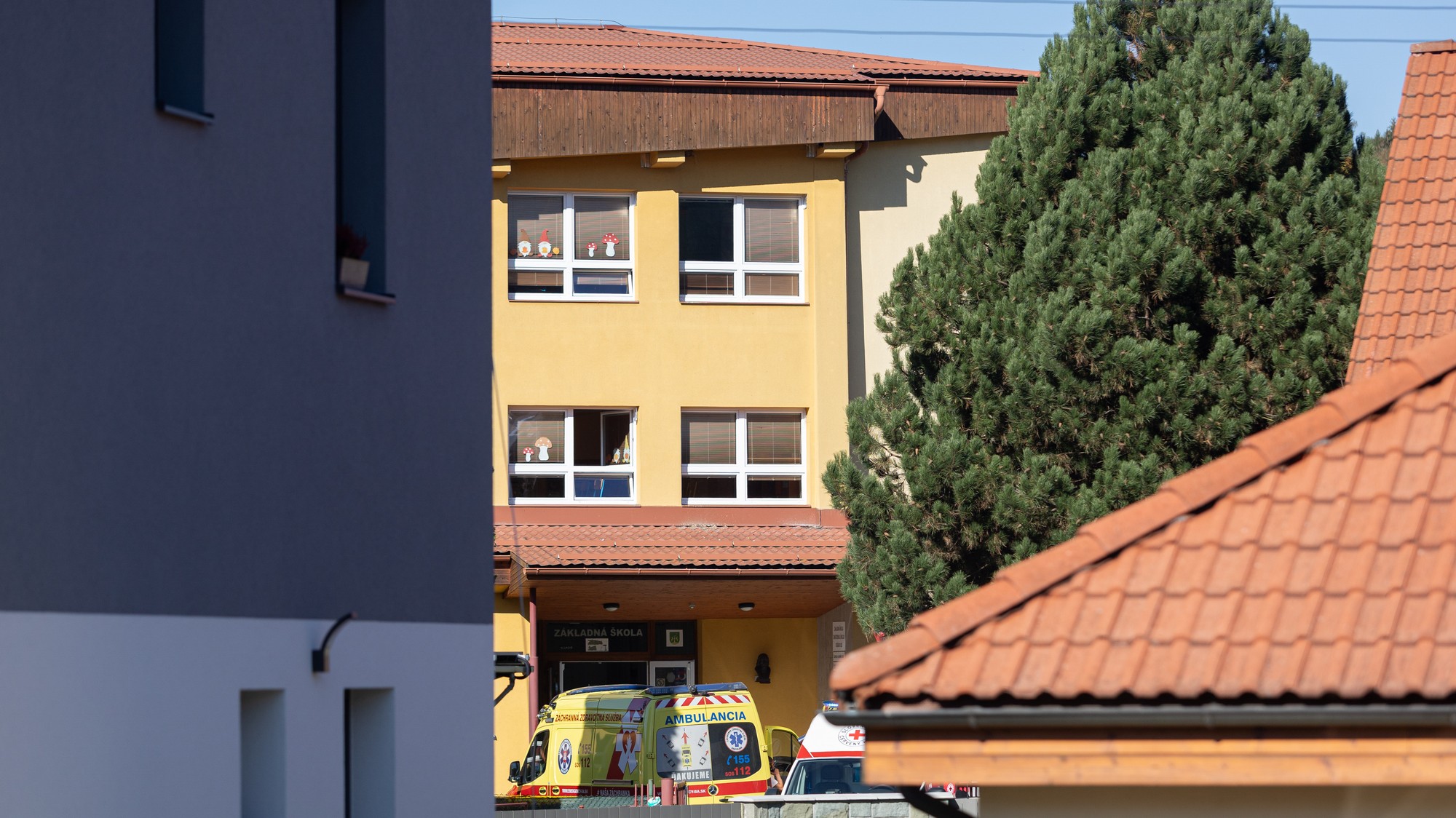 Na základnej škole v obci Staškov útočil žiak.