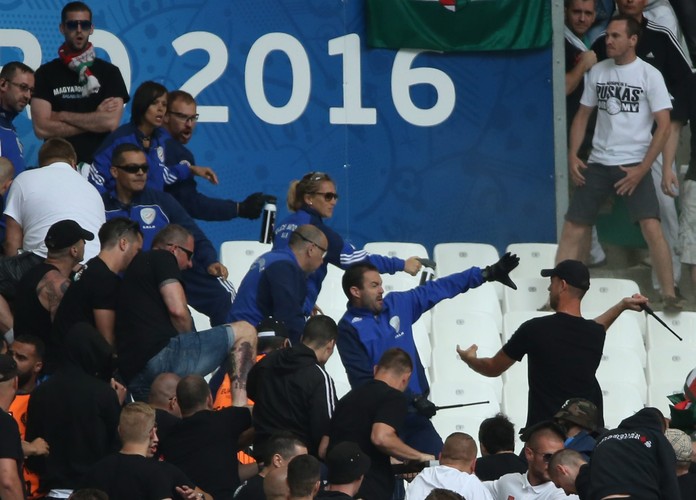 To nie są grzeczni chłopcy. Węgrzy bili się z Policją w trakcie meczu z Islandią