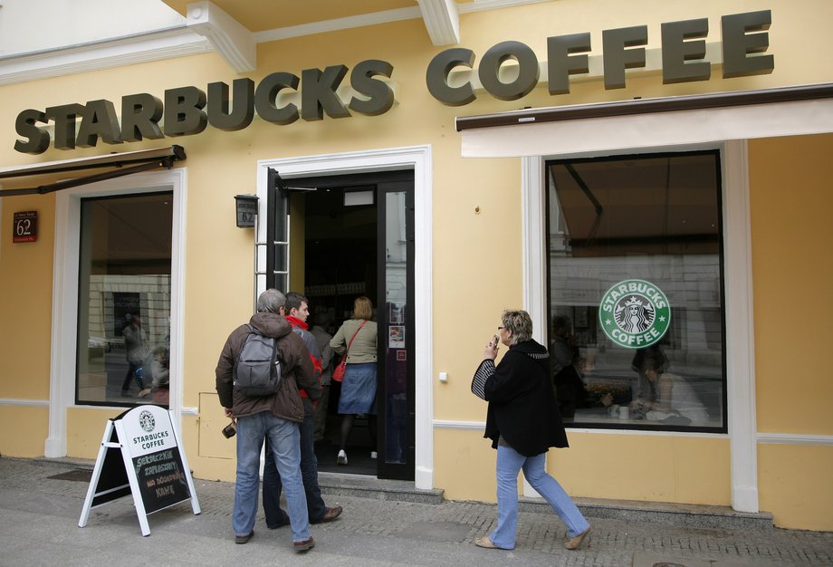 Pierwszą kawiarnię Starbucks otwarto 11 kwietnia 2009 r. w Warszawie przy ul. Nowy Świat