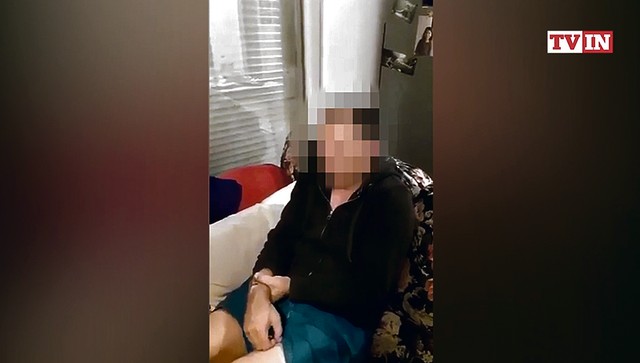 Na snimku nasilja koji je na društvenim mrežama objavila uhapšena Darija vidi njen ljubavnik koji sedi pored žrtve sklupčane na kauču i sa ranama na desnoj ruci.