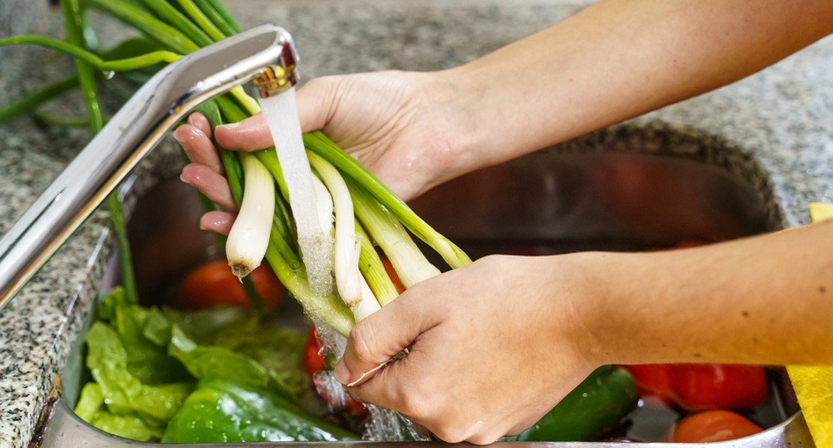 Jak pozbyć się pestycydów z warzyw i owoców? Szybki, tani i zaskakująco  prosty sposób
