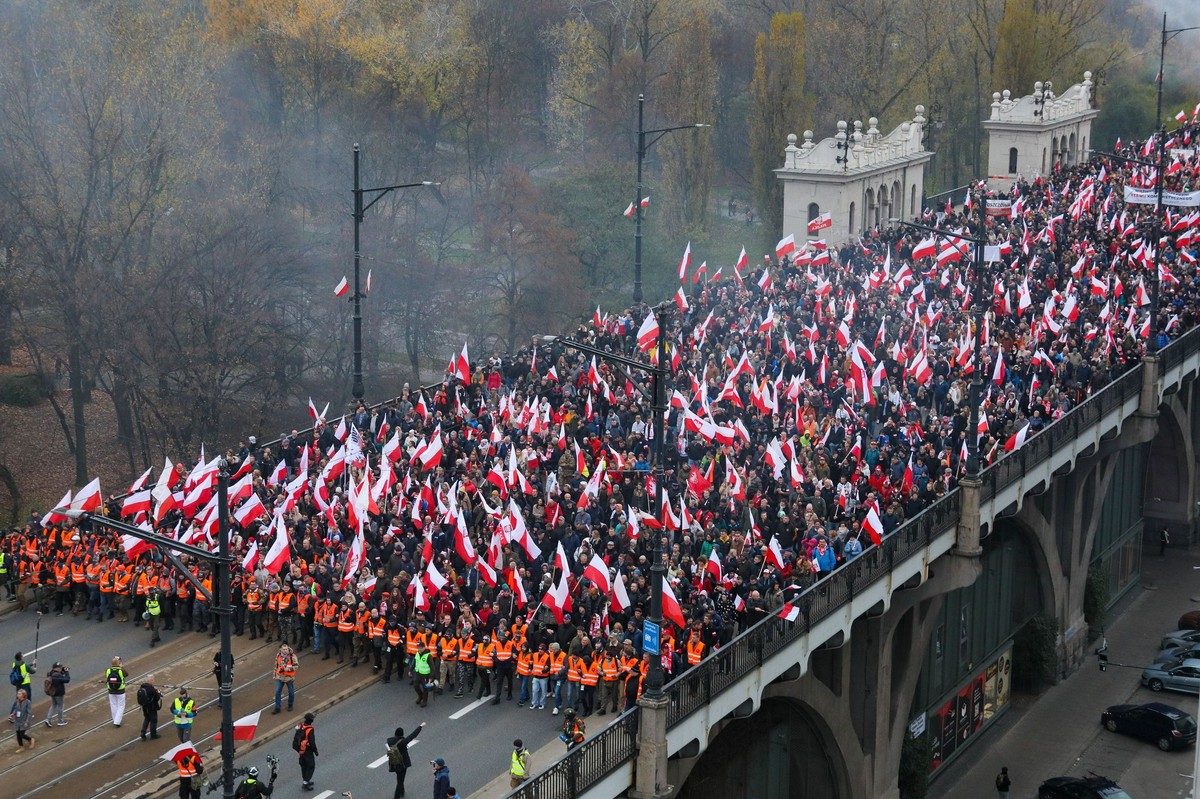 Uczestnicy Marszu Niepodległości na moście Poniatowskiego w Warszawie