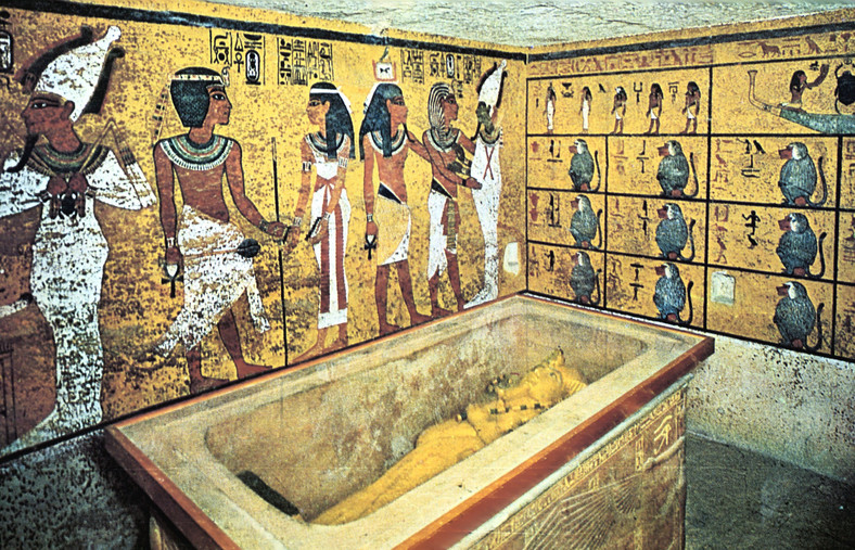 Sarkofag zawierający złotą trumnę faraona Tutanchamona, w której trzymano jego mumię. Z Muzeum Kairskiego w Egipcie