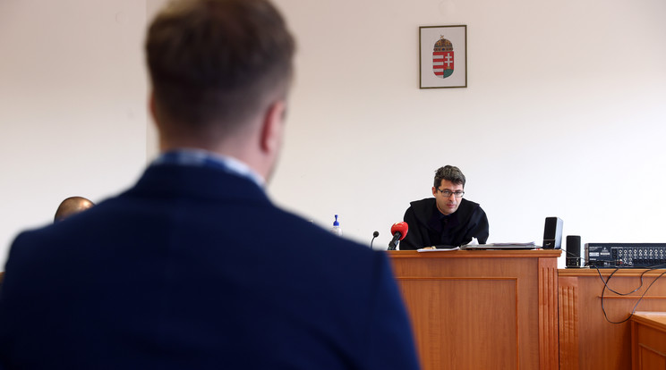 A házi őrizetben lévő énekes tegnap a korábbi vallomásával kapcsolatos kérdésekre vála-szolt / fotó: Pozsonyi Zita