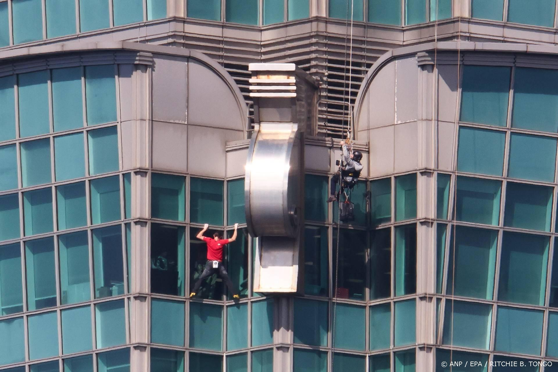 508 meter zonder beveiliging: Honnold klimt als eerste free-solo op Taipei 101