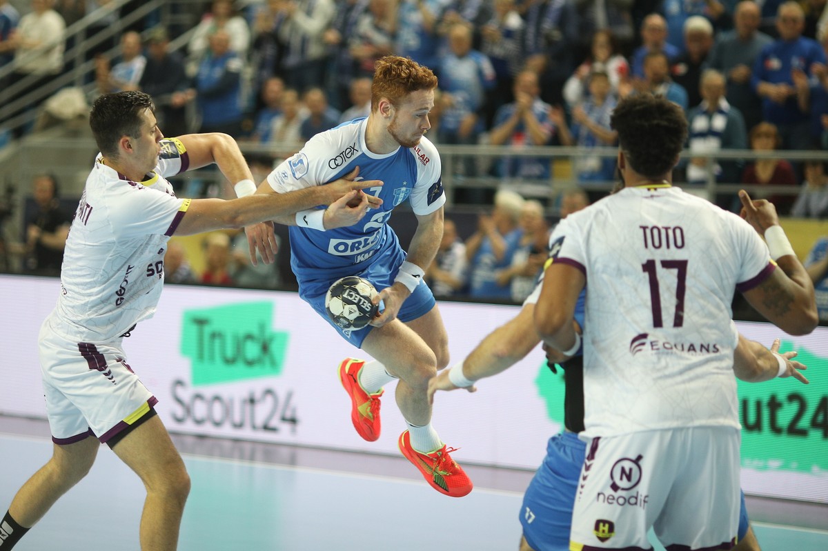 Zawodnik Orlenu Wisły Płock Tomas Piroch (C) podczas pierwszego meczu o awans do ćwierćfinału Ligi Mistrzów piłkarzy ręcznych z HBC Nantes