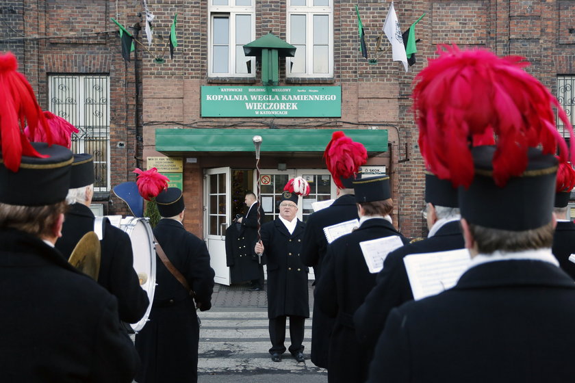 Katowice. Górnicza orkiestra KWK Wieczorek idzie przez Nikiszowiec 