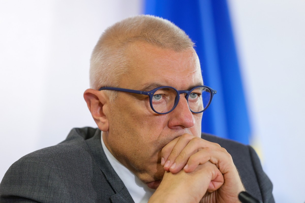 Warszawa, 10.07.2024. Przewodniczący zespołu Roman Giertych podczas spotkania Zespołu ds. Rozliczeń PiS z udziałem parlamentarzystów Koalicji Obywatelskiej i przedstawicieli PKP CARGO S.A. oraz Polskich Kolei Państwowych, 10 bm. w Sejmie w Warszawie. Temat: Sprawy związane z nieprawidłowościami w funkcjonowaniu PKP CARGO S.A. (jm) PAP/Rafał Guz
