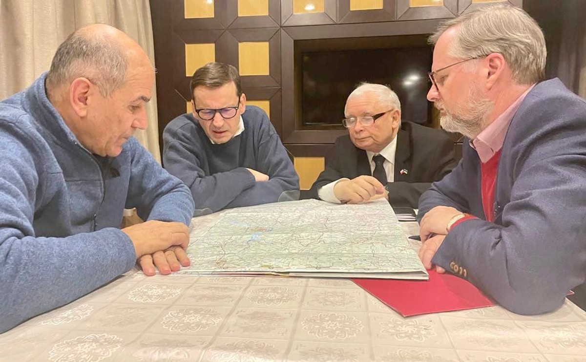 Premier Mateusz Morawiecki i wicepremier Jarosław Kaczyński wraz z premierem Czech Petrem Fialą oraz premierem Słowenii Janezem Janszą w Kijowie