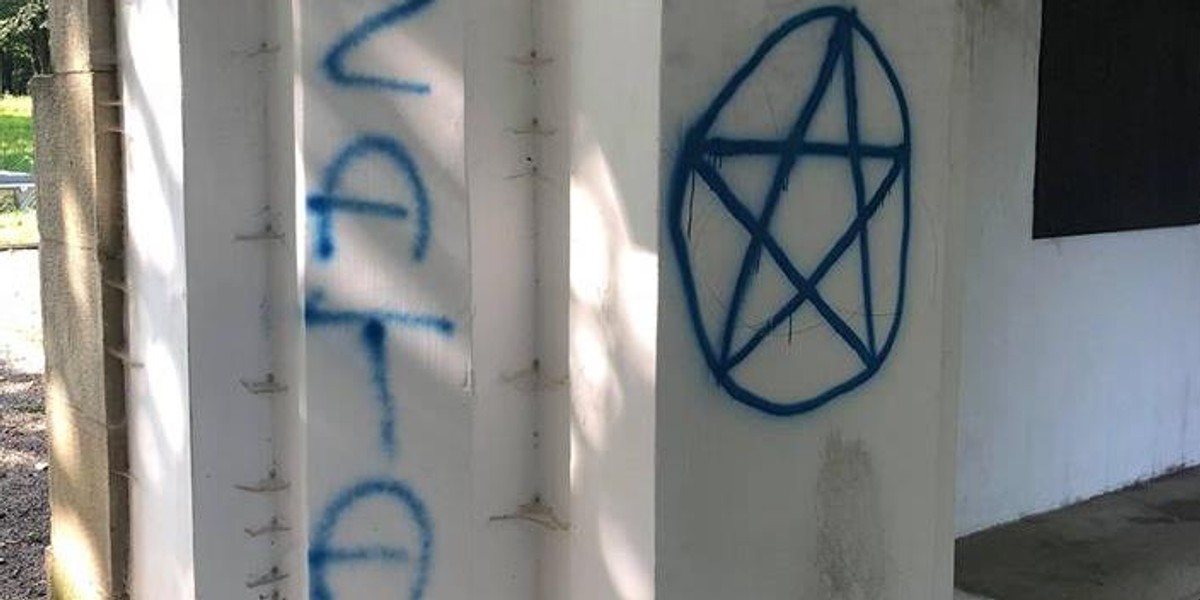 Groza w Małopolsce. Sataniści zdewastowali cmentarz w Gorlicach