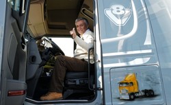 Kierowca z Iranu dostał od Polaków nową ciężarówkę. Pomógł też WOŚP