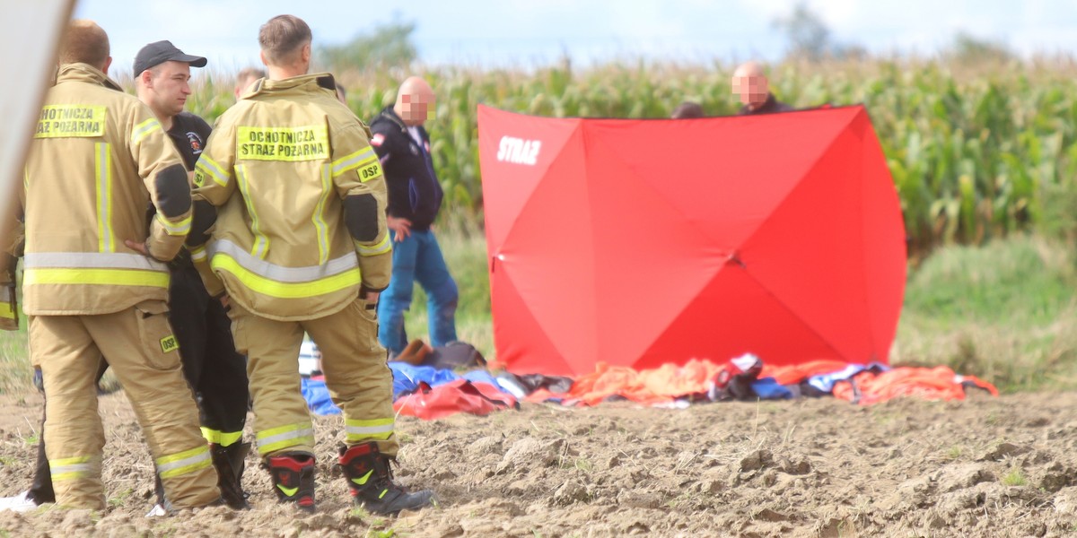 Runęli na ziemię. Jeden zginął, drugi walczy o życie. Ranny policjant spod Warszawy.