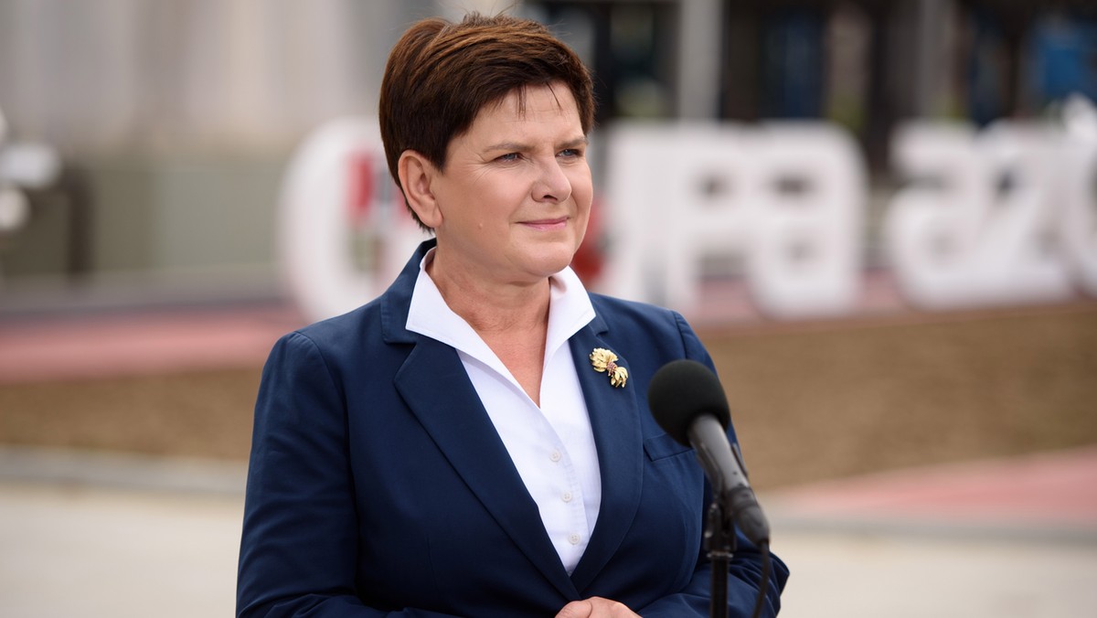 W siedzibie PiS przy ul. Nowogrodzkiej po godzinie 16. rozpoczęło się spotkanie kierownictwa partii. Premier Beata Szydło, pytana przed spotkaniem o prezydenckie projekty ustaw ws. SN i KRS odpowiedziała, że najważniejsze jest to, że zarówno PiS jak i prezydent chcą reformy sądownictwa.