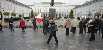 Nie ma już zniczy przed Pałacem Prezydenta