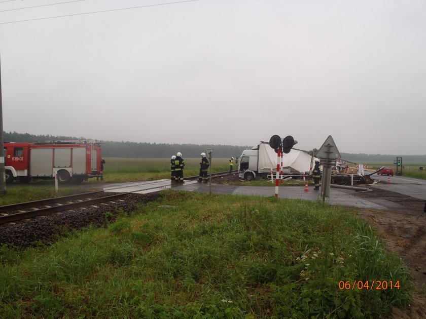 TIR zderzył się z szynobusem