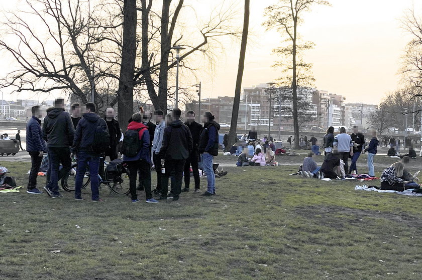 Wrocławianie korzystają z pogody... bez maseczek!