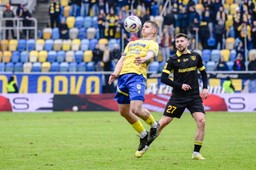 arka pokonała gks katowice. legia znów w strefie spadkowej