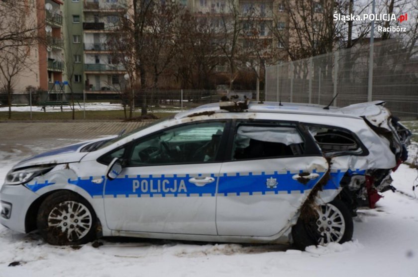 Wjechał w radiowóz, ranni policjanci