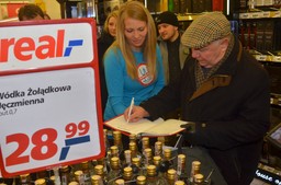 Właściciel sieci Makro i Real zwolni 900 osób