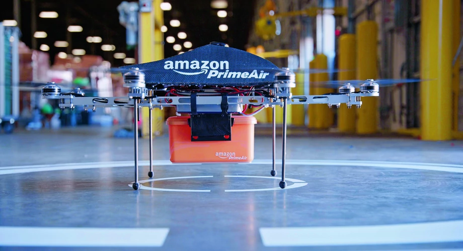 Amazon chce dostarczać paczki także z wykorzystaniem dronów. Przystąpił do wyścigu w tym obszarze w USA.