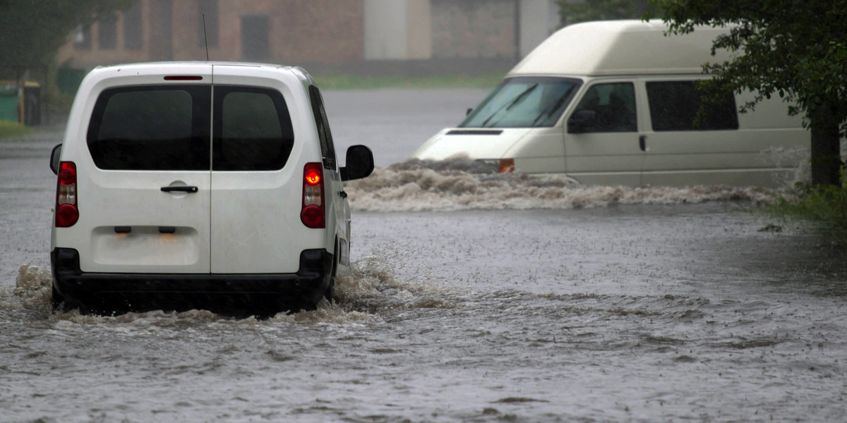 Synoptycy i hydrolodzy ostrzegają: weekend będzie gorący i burzowy. Deszcz może powodować podtopienia i zalania. 