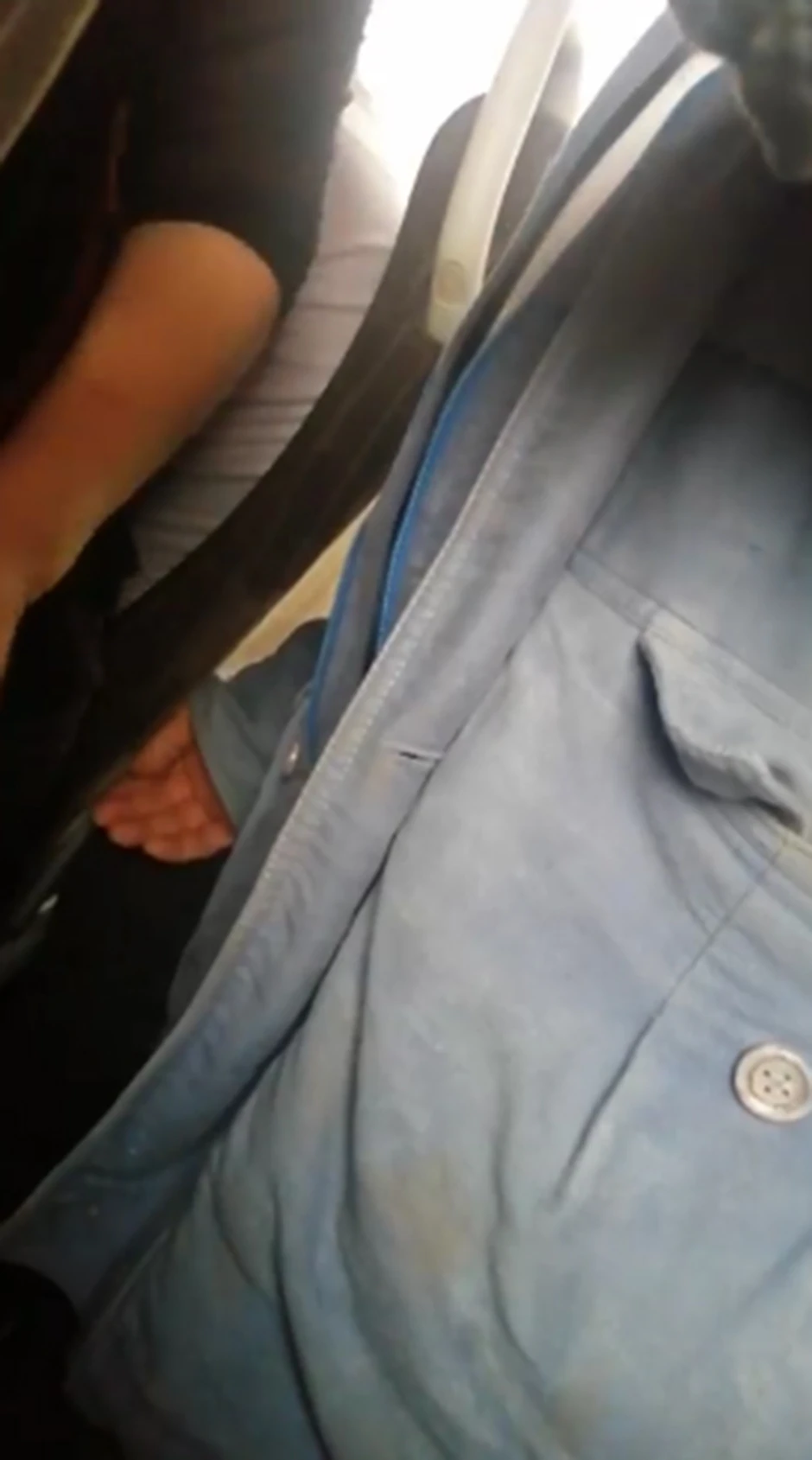 U trenutku kada je žena pokušala da se zaštiti torbom