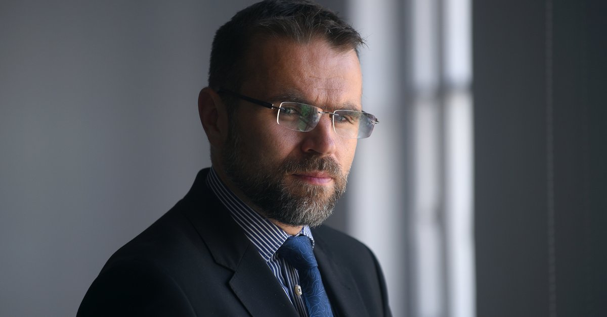 "Płynąłem przez ciepły krochmal narcystycznych opowieści". Varga czyta Bartosiaka