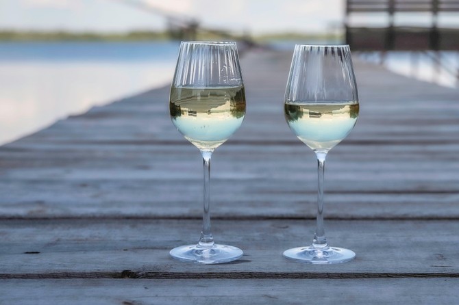 Belo vino sadrži vodu i organske kiseline koje omekšavaju kožu