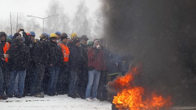 Zamieszki przed siedzibą JSW. Płoną opony, w ruch poszły petardy