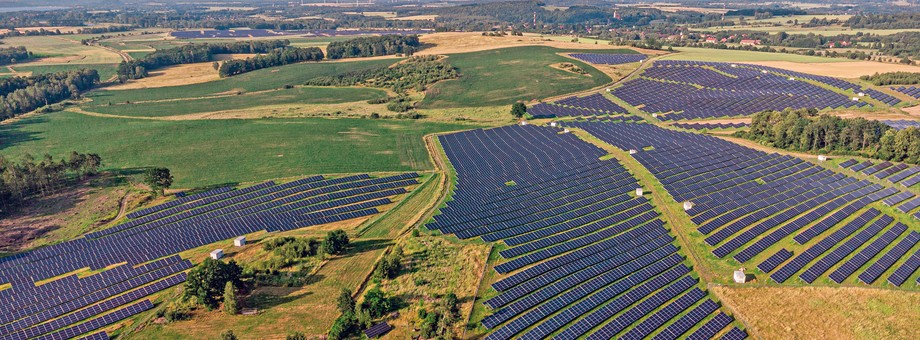 Duże elektrownie słoneczne coraz częściej stają się elementem polskiego krajobrazu. Będzie ich jeszcze więcej.