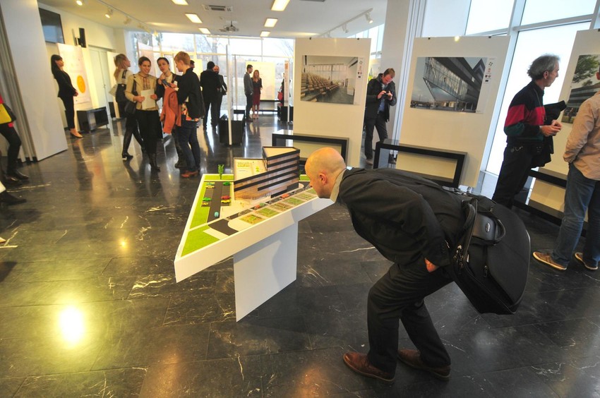 Gradnja teče po planu