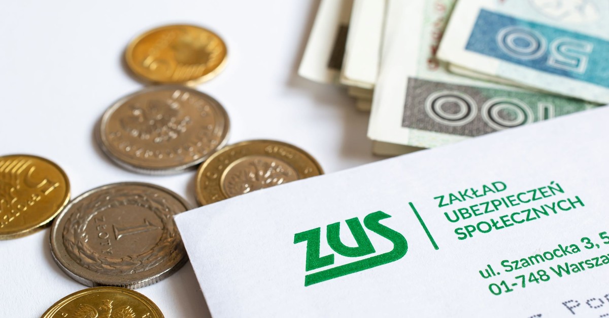 ZUS wypłaca 356,75 zł miesięcznie. Na konta seniorów wpływa nowe świadczenie w 2025 roku