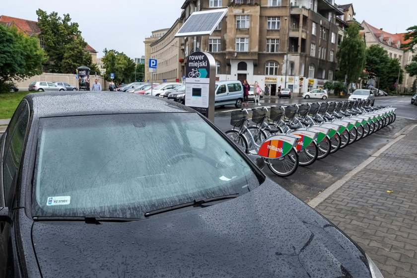 Stacje roweru miejskiego zajęły miejsca parkingowe