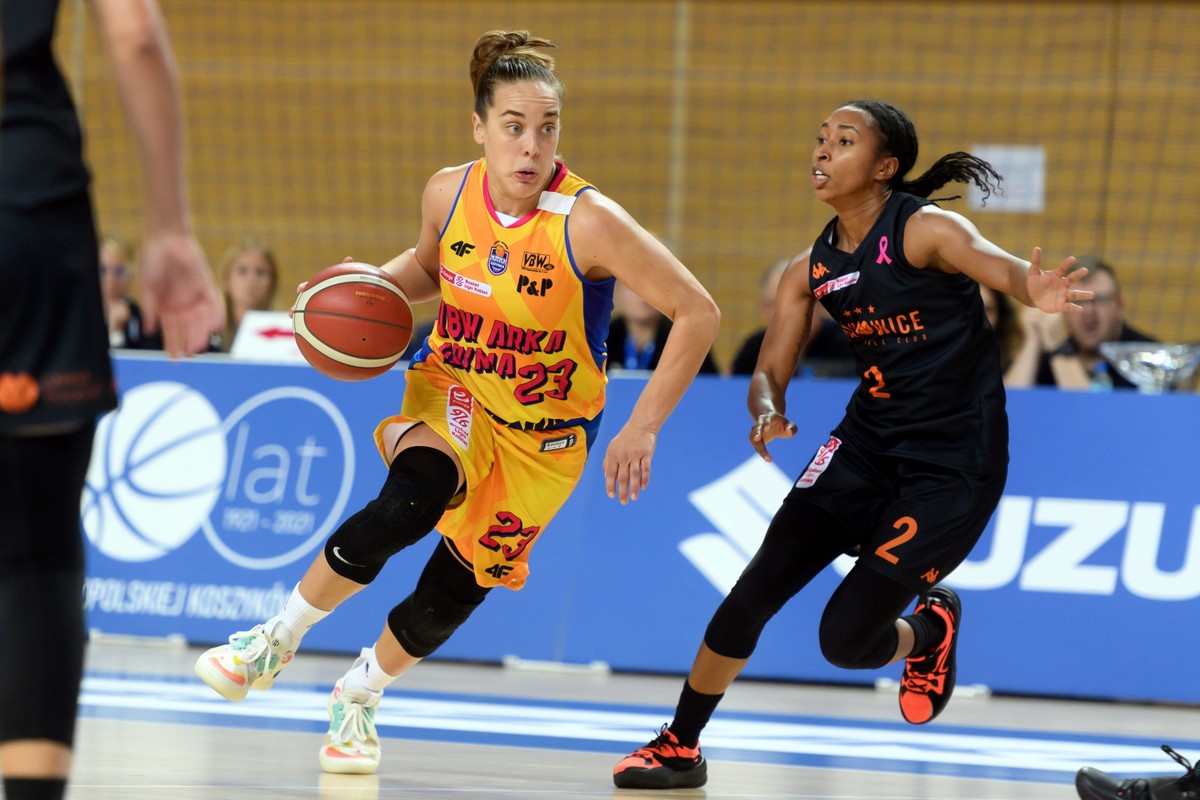 Koszykarka drużyny VBW Arka Gdynia Marissa Kastanek (L) i Feyonda Fitzgerald (P) z zespołu BC Polkowice podczas meczu o Superpuchar Polski
