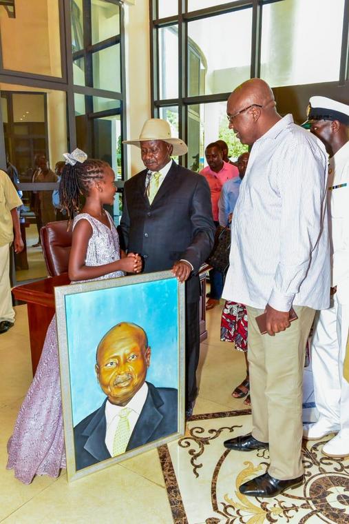 President Yoweri Museveni with Ms Sheila Sheldone Michaels who presented him with a portrait during his State visit to Mombasa, Kenya (Twitter) 
